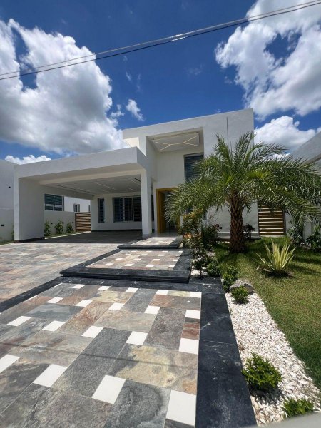 Preciosa casa en venta cerca del Aeropuerto en Santiago, R.D.